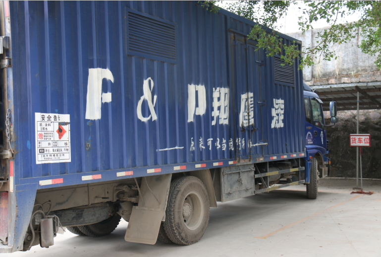 辉煌涂料说：家具漆面开裂不用愁，油漆厂家教你如何保养漆面